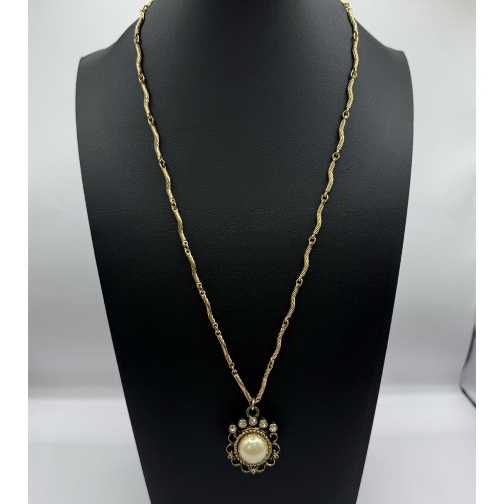 Vintage Faux Pearl Pendant Necklace | Gold Scalloped Frame Rope Chain - Picture 3 of 10